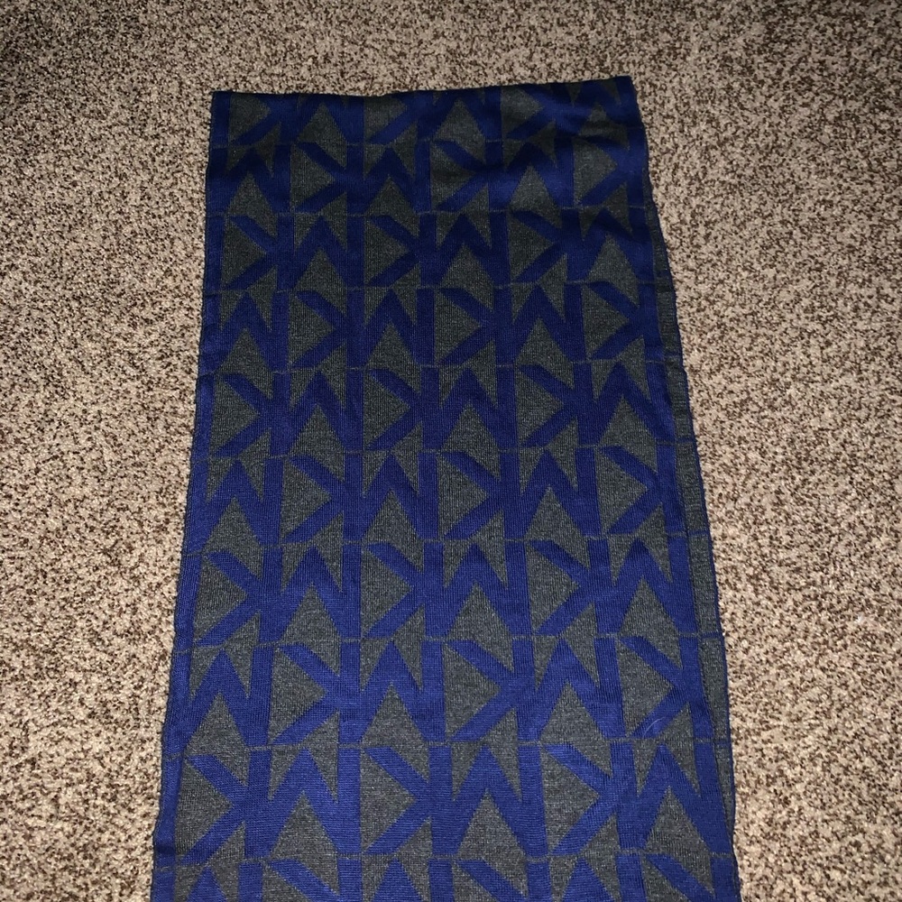 Michael Kors Scarf - Picture 3 of 3